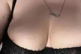 Full Figured Sexy Brunette.. I... - Image 1